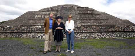 Mexico, 6 november 2009: de Prins van Oranje, de Koningin en Prinses Máxima bezoeken de Teotihuacan piramides buiten Mexico-stad. Het gezelschap poseert voor de 'maan piramide'