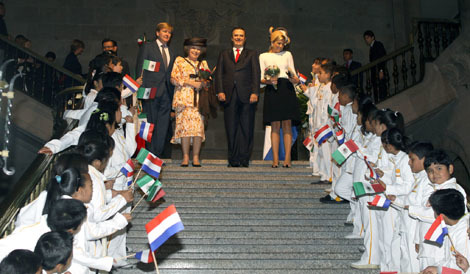 Mexico-stad, 4 november 2009: de Koningin, de Prins van Oranje en Prinses Máxima bezoeken de burgemeester van Mexico-stad, Marcelo Luis Ebrard Casaubon