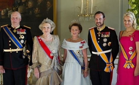Groepsfoto voor aanvang van het staatsdiner. Vlnr: Koning Harald, Koningin Beatrix, Koningin Sonja, Kroonprins Haakon en Kroonprinses Mette-Marit .