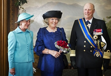 Oslo, 1 juni 2010: Koningin Sonja, Koningin Beatrix en Koning Harald in het Koninklijk Paleis .