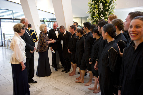Oslo, 2 juni 2010: de Koningin ontmoet in het operagebouw de dansers van het Nederlands Danstheater