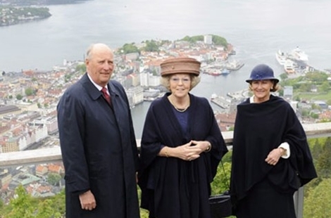 Bergen, 3 juni 2010: Koning Harald, Koningin Beatrix en Koningin Sonja poseren op de berg Floeyen .