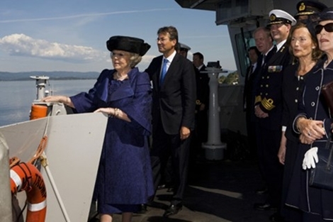 Oslo, 1 juni 2010: De Koningin arriveert per fregat 'Hr. Ms. Tromp' in de haven van Oslo voor het staatsbezoek aan Noorwegen