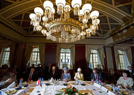 Oslo, 2 juni 2010: De Koningin woont een rondetafelgesprek bij in de beurs van Oslo