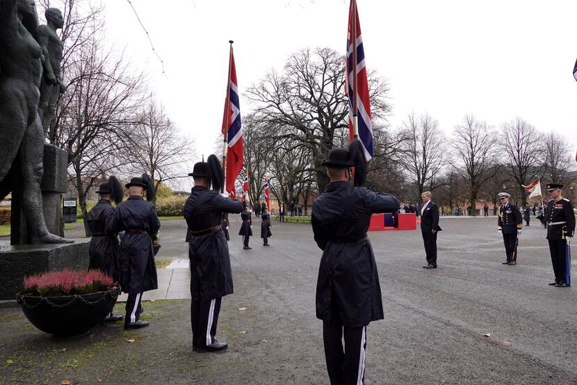 Koning Willem-Alexander bij Nationaal Monument in Oslo.