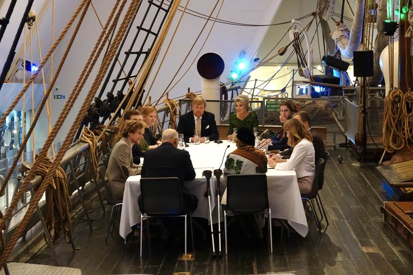 Het Koninklijk Paar tijdens een tafelgesprek bij het bezoek aan het Fram Museum.