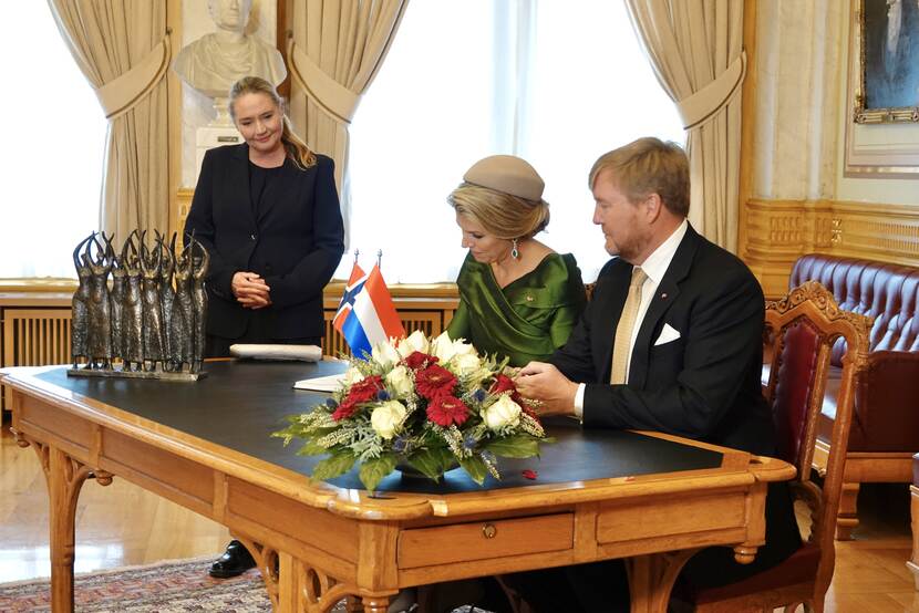 Koning Willem-Alexander en Koningin Máxima brengen een bezoek aan het Storting, het parlement van Noorwegen.