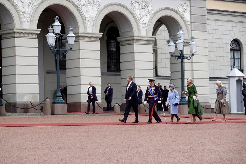 Koning Willem-Alexander loopt langs het Koninklijk Paleis in Oslo.