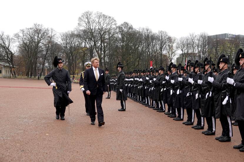 Koning Willem-Alexander inspecteert de erewacht.