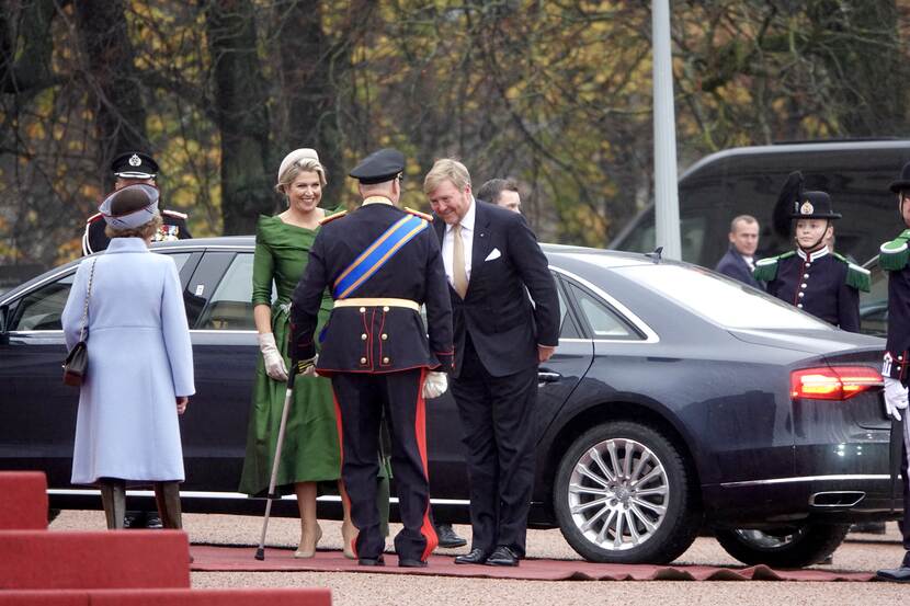 Koning Willem-Alexander geeft Koning Harald V van Noorwegen een hand.