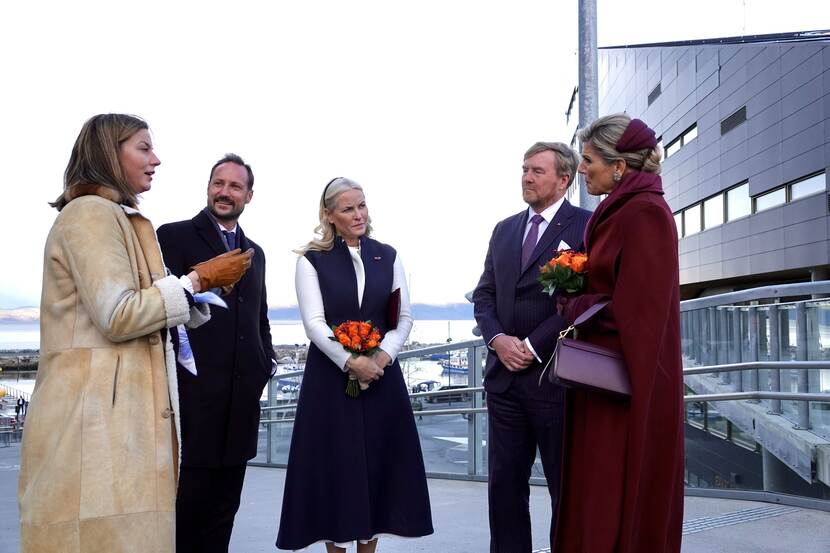 Koning Willem-Alexander en Koningin Máxima worden verwelkomd na aankomst bij Maritime Robotics.