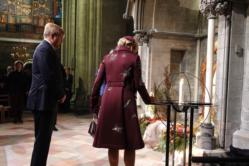 Koning Willem-Alexander en Koningin Máxima komen aan in de kathedraal waar zij een concert bijwonen van Sami-en Noorse gezangen tijdens het staatsbezoek aan Noorwegen.