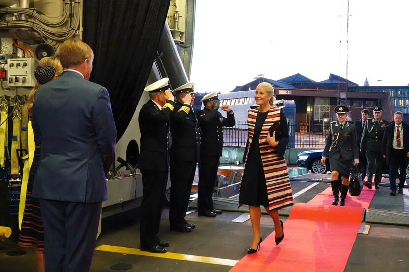Het Koninlijk Paar ontvangt Kroonprinses Mette-Marit bij de conferentie over Noors-Nederlandse defensiesamenwerking