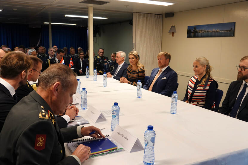 Het Koninklijk Paar bij de conferentie over Noors-Nederlandse defensiesamenwerking
