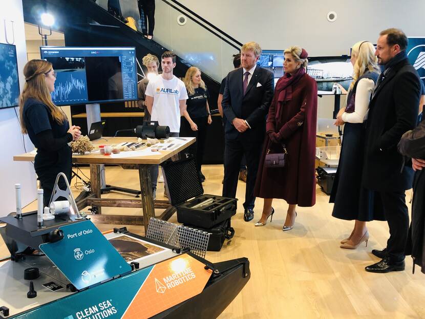 Koning Willem-Alexander en Koningin Máxima krijgen een demonstratie bij Maritime Robotics tijdens het staatsbezoek aan Noorwegen.