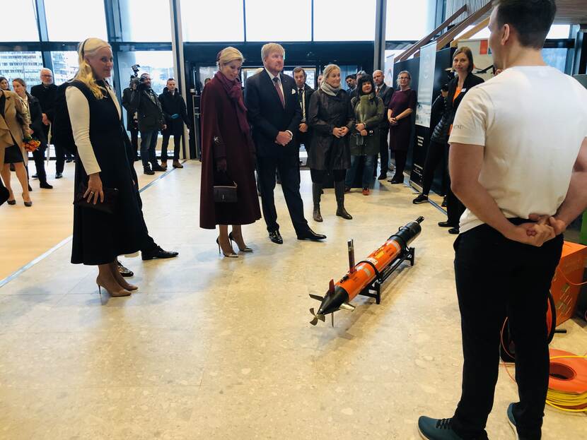 Koning Willem-Alexander en Koningin Máxima krijgen een demonstratie bij Maritime Robotics tijdens het staatsbezoek aan Noorwegen.