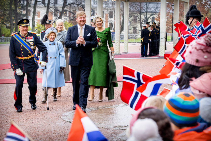 Het Koninklijk paar begroet de aanwezige mensen tijdens het staatsbezoek aan Noorwegen.