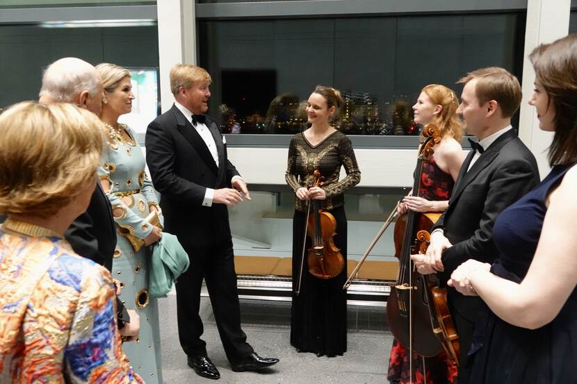 Koning Willem-Alexander en Koningin Máxima bedanken de musici na afloop van het concert in het Munchmuseum.