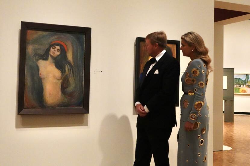 Het Koninklijk Paar bij het schilderij 'Madonna' tijdens het bezoek aan het Munchmuseum.