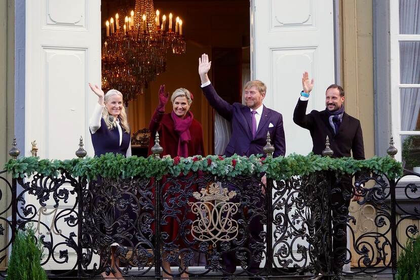 Koning Willem-Alexander en Koningin Máxima begroeten aanwezigen.