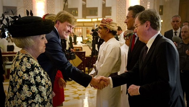 Muscat, 10 januari 2012: Het Koninklijk gezelschap begroet minister van Economische Zaken, Landbouw en Innovatie (ELI) dhr. Verhagen en VNO/NCW-voorzitter dhr. Wientjes tijdens een bijeenkomst met CEO's uit Nederland en Oman. .