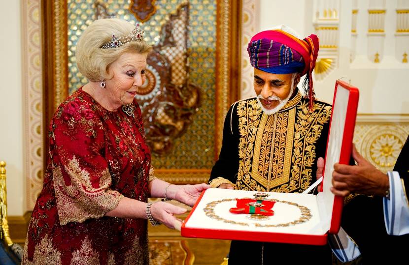 Muscat, 10 januari 2012: De Koningin bekijkt het cadeau van Sultan Qaboos tijdens de uitwisseling van cadeaus en decoraties op het staatsbanket in het Al Alam Paleis in Oman. .