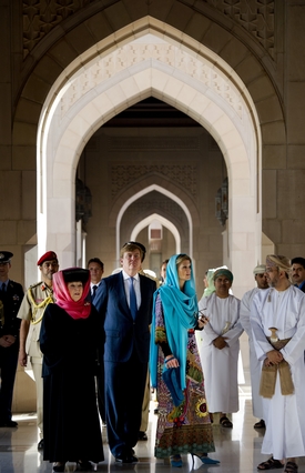 Muscat, 12 januari 2012: de Koningin, de Prins van Oranje en Prinses Máxima bezoeken de Grote Moskee .