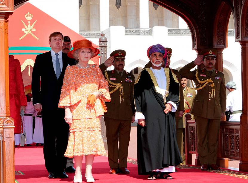 Muscat, 10 januari 2012: Sultan Qaboos bin Said al Said, de Koningin, de Prins van Oranje en Prinses Máxima bij de stadspoort van Muscat (Oman) .