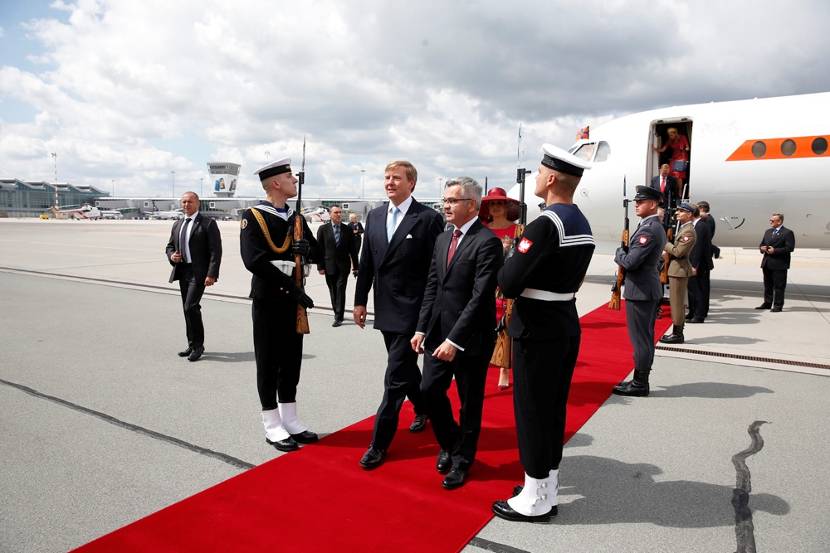 Warschau, 24 juni 2014: Koning Willem-Alexander en Koningin Máxima komen aan op het militair vliegveld van Warschau.