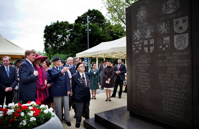 Warschau, 24 juni 2014: Koning Willem-Alexander en Koningin Máxima ontmoeten bij het Maczek-Monument oud-strijders  J. Goluchwoski en M. Slowinski van de Poolse pantserdivisie van Generaal Maczek, die eind 1944 het zuiden van Nederland bevrijdde.