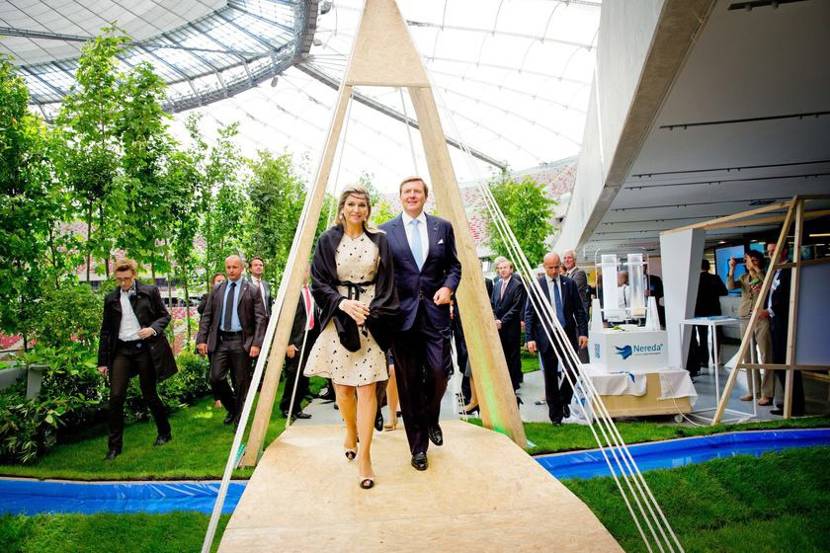 Warschau, 25 juni 2014: Koning Willem-Alexander en Koningin Máxima krijgen in het kader van  'Nederlandse oplossingen voor een gezamenlijke toekomst' een rondleiding langs drie Nederlandse paviljoens over de thema's 'slimme steden', 'landelijke gebieden' en 'watergebieden'.