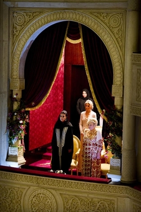 Doha, 10 maart 2011: Sheikha Mozah, Prinses Máxima en de Koningin in het Katara Opera House tijdens het spelen van het volkslied