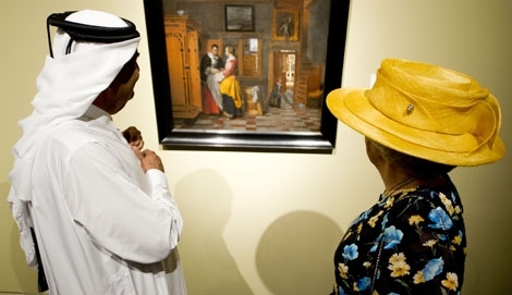 Doha, 9 maart 2011: de Emir en de Koningin bekijken in het Museum of Islamic Art een schilderij uit de tentoonstelling “Golden Age of Dutch Painting”