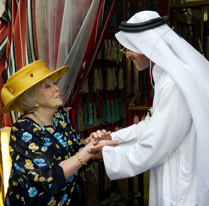 Doha, 9 maart 2011: De Koningin wordt verwelkomd door een parelvisser, tijdens een wandeling met Prins Willem Alexander en prinses Maxima door de souq van Doha. ANP; foto: Robin Utrecht