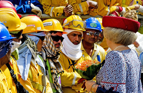 Koningin Beatrix maakt kennis met werknemers van Shell Pearl in Doha. De tweede dag van het staatsbezoek IN Qatar stond in het teken van de Nederlandse bijdrage aan de economie en gaswinning. ANP, foto: Robin Utrecht