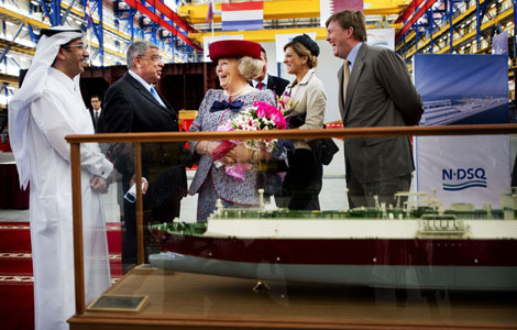 Koningin Beatrix, de Prins van Oranje en Prinses Máxima brengen in Doha een bezoek aan de scheepswerf Nakilat Damen Shipyards Qatar. ANP, foto: Robin Utrecht