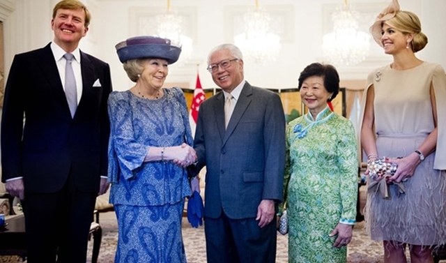 Singapore, 24 januari 2013: de Prins van Oranje, de Koningin, President Tony Tan Keng Yam, zijn echtgenote Mary Tan en Prinses Máxima