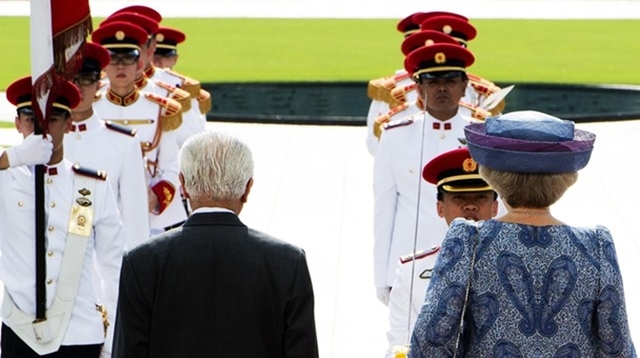 Singapore, 24 januari 2013: de Koningin en President Tony Tan Keng Yam tijdens de ontvangst bij het presidentieel paleis