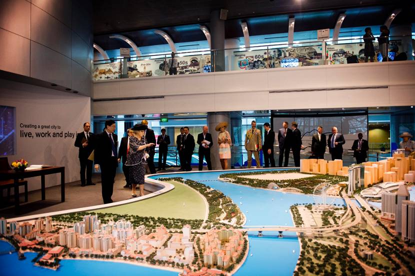 Singapore, 24 januari 2013: de Koningin, de Prins van Oranje en Prinses Máxima bekijken de stedelijke planning van Singapore in de Singapore City Gallery