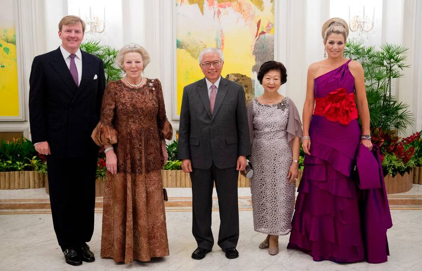 Singapore, 24 januari 2013: De Koningin, de Prins van Oranje en Prinses Máxima worden door president Tony Tan Keng Yam en zijn vrouw verwelkomd voor het staatsbanket.
