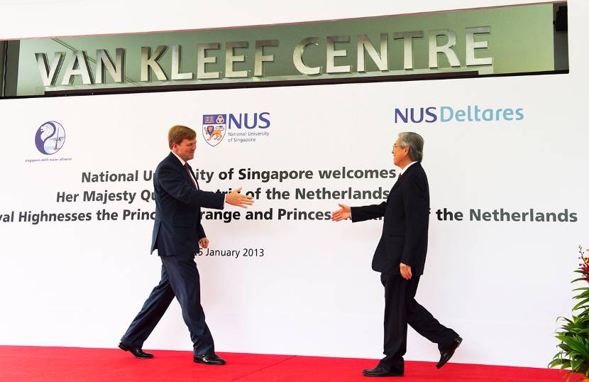 Singapore, 25 januari 2013: De Prins van Oranje en voorzitter Wong Ngit Liong tijdens het bezoek aan het onderzoekscentrum Aquatic Science Centre.