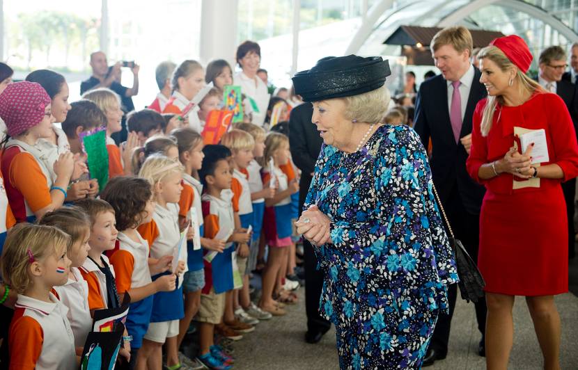 Singapore, 24 januari 2013: De Koningin, de Prins van Oranje en Prinses Máxima komen aan bij technologiecentrum FusionWorld waar kinderen van de Nederlandse gemeenschap hun toezingen.