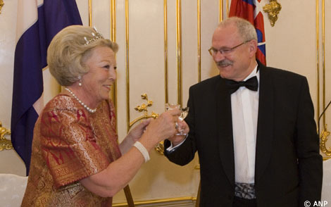 Bratislava, 21 mei 2007: de Koningin en President Gasparovic brengen een toast uit tijdens het staatsdiner