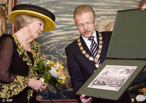 Bratislava, 22 mei 2007: burgemeester Durkovsky overhandigt de Koningin een geschenk
