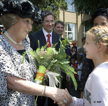 Druzstevna pri Hornade, 23 mei 2007: de Koningin wordt bij de Groene School verwelkomd door de 10-jarige Kata