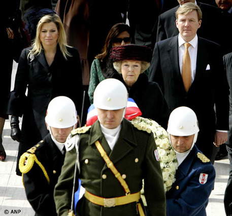 Ankara, 27 februari 2007: de Koningin legt, in aanwezigheid van de Prins van Oranje en Prinses Máxima, een krans bij de symbolische sacrofaag van Ataturk in het Mausoleum