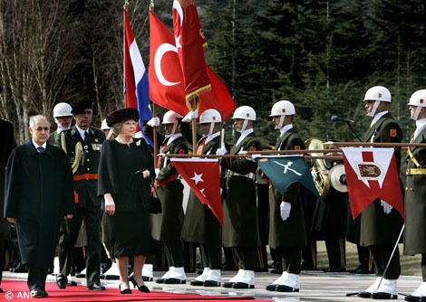Ankara, 27 februari 2007: de Koningin wordt ceremonieel welkom geheten met militair eerbetoon