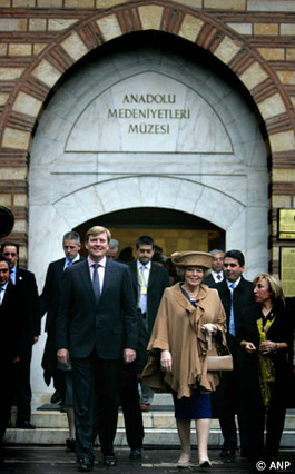 Ankara, 28 februari 2007: de Koningin en Prins van Oranje vertrekken bij het Anatolisch Musuem