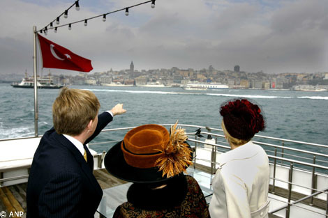 Istanbul, 1 maart 2007: de Koningin, de Prins van Oranje en Prinses Máxima maken een boottocht over de Bosporus