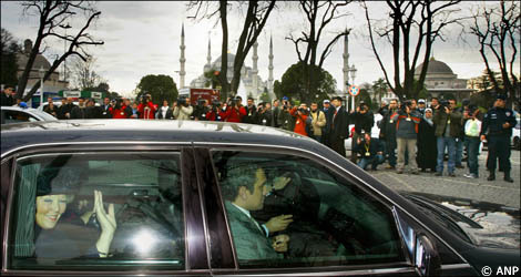 Istanbul, 1 maart 2007: De Koningin in de auto bij het verlaten van de Blauwe Moskee